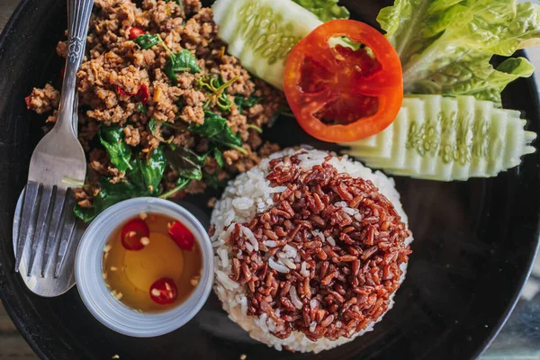 Kızarmış domuz eti ve fesleğenli pilav..