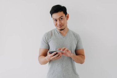 Cep telefonunda daha iyi bir uygulama bulan gülen surat adamı..