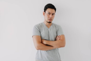 Beyaz arka planda sorunu olan bir adamın endişeleri.