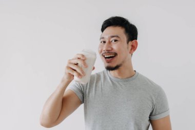 Mutlu adam iyi tat alır sağlıklı tavuk protein karışımı tarifi.