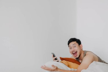 Wow yüz adam cep telefonu kullanıyor ve boş yere bakan puf minderde rahatlıyor..