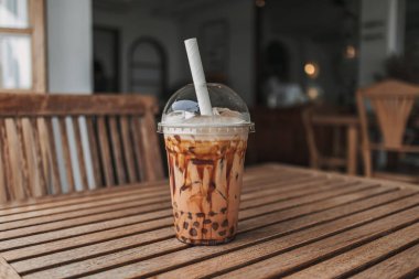 Kafedeki masada servis edilen buzlu kakao boba çayı..