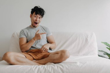 Adamım meditasyonu bırak ve içeriği komik bir ifadeyle sunmayı bırak..