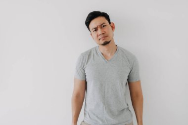 Beyaz arka planda sorunu olan bir adamın endişeleri.