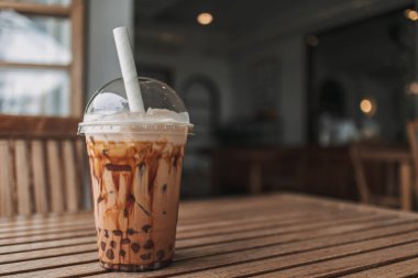 Kafedeki masada servis edilen buzlu kakao boba çayı..