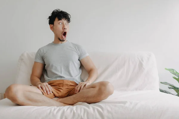 El hombre hace meditación pero se sorprende con una gran distracción del contenido. — Foto de Stock