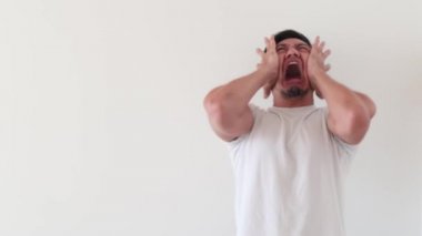 İçerik boşluğunda bulduğu şeye şok veren komik adam..