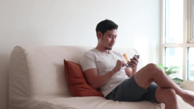 İnsan, içerik sunumu için boş alandaki tavsiye seçeneklerini gösterir.