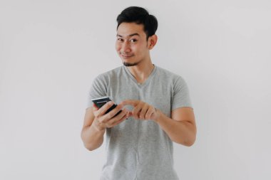 Cep telefonunda daha iyi bir uygulama bulan gülen surat adamı..