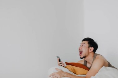 Wow yüz adam cep telefonu kullanıyor ve boş yere bakan puf minderde rahatlıyor..