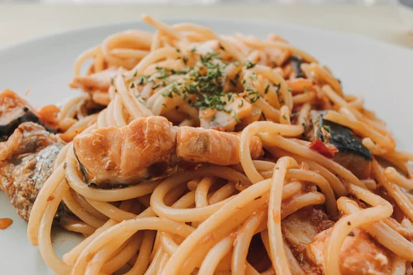 Hausgemachte Lachsspaghetti auf weißem Teller. — Stockfoto