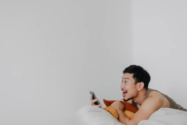 Wow yüz adam cep telefonu kullanıyor ve boş yere bakan puf minderde rahatlıyor..