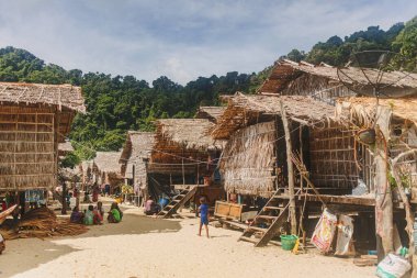 Phang-nga, THAILAND - 25 Nisan 2022, MU KO SURIN Ulusal, Moken Köyü.