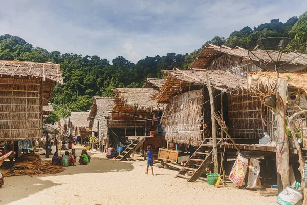 Phang-nga, THAILAND - 25 Nisan 2022, MU KO SURIN Ulusal, Moken Köyü.