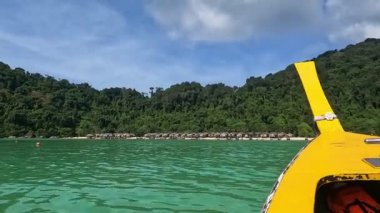 Phang-Nga, Tayland - 25 Nisan 2022: Mu Ko Surin 'deki Moken köyü.