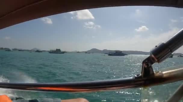Viaje en lancha rápida por el mar en Phuket, Tailandia. Vacaciones de verano — Vídeo de stock