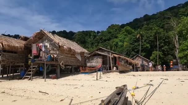 Phang-Nga, Tailandia - 25 de abril de 2022: Moken village in Mu Ko Surin. — Vídeos de Stock
