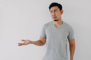 Beyaz arka planda sorunu olan bir adamın endişeleri.