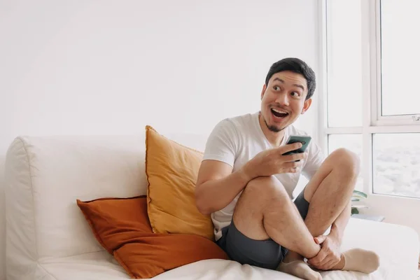 Shocked and Surprised man using smartphone looking at the empty space. — Stok Foto