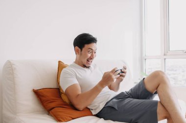 Komik adam gerçekten rahat gününde cep telefonuna odaklanıyor..