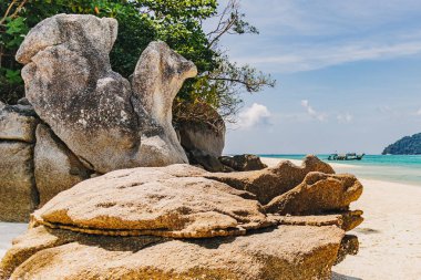 Tavuk ve Kaplumbağa, Mu Ko Surin Tayland sahilinde kayalar..