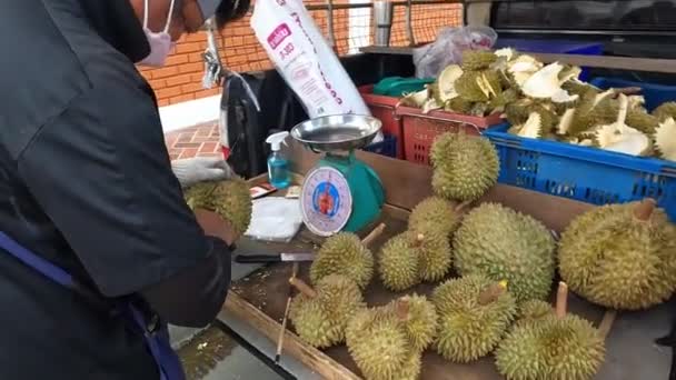 Bangkok, Thailand - May 11, 2022: Buying durians from merchant truck. — 图库视频影像