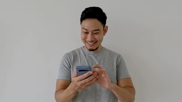 Wow and surprise face man use smartphone with copy space of advertisement. — Stock Video