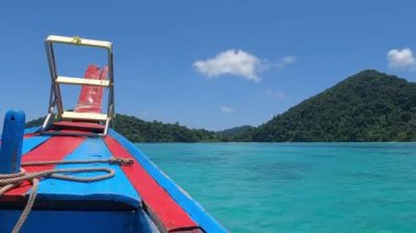 Tayland 'daki Mu Ko Surin Milli Parkı' nda uzun kuyruklu tekne gezisi.