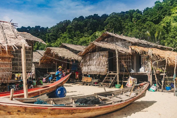 Phang-nga, THAILAND - 25 Nisan 2022, MU KO SURIN Ulusal, Moken Köyü.