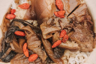 Khao kha mu Thai buğulanmış pilav üzerine domuz paçası..