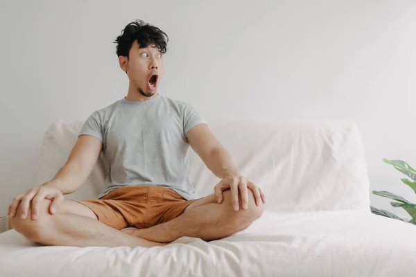 El hombre hace meditación pero se sorprende con una gran distracción del contenido. — Foto de Stock