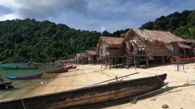 Phang-Nga, Tayland - 25 Nisan 2022: Mu Ko Surin 'deki Moken köyü.