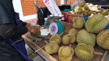 Bangkok, Tayland - 11 Mayıs 2022: Tüccar kamyonundan Durian satın almak.