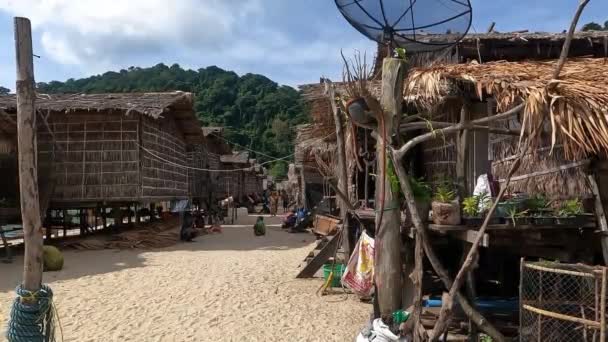 Phang-Nga, Ταϊλάνδη - 25 Απριλίου 2022: Moken χωριό στο Mu Ko Surin. — Αρχείο Βίντεο