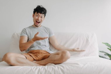 Asyalı adam meditasyonu bırak ve içeriği komik bir ifadeyle sunmayı bırak..