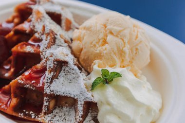 Mavi masada vişneli dondurma seti..