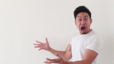 İçerik boşluğunda bulduğu şeye şok veren komik Asyalı adam..