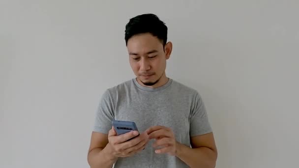 Wow Surprise Face Asian Man Use Smartphone Copy Space Advertisement — Vídeo de Stock