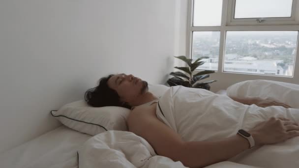 Asiático Hombre Despertar Blanco Cama Dormitorio Apartamento Acogedor Perezoso Mañana — Vídeo de stock