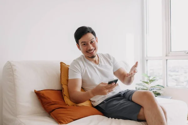 Pria Asia Bahagia Menggunakan Smartphone Ruang Tamu Untuk Konten Iklan — Stok Foto
