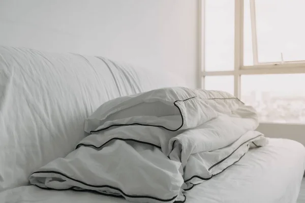 Διπλώστε Καναπέ Κρεβάτι Λευκό Μαξιλάρι Και Κουβέρτα Έτοιμη Καθαριστεί Πρωί — Φωτογραφία Αρχείου