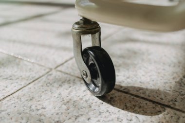 Yerdeki eski taşınabilir dolabın kapağını kapat..