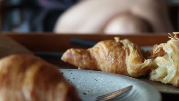 Dekat Dengan Wanita Makan Croissant Dengan Garpu Dan Pisau Kafe — Stok Video