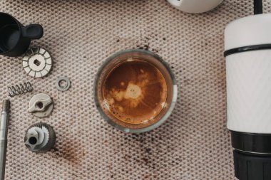 Kahve makinesi ve öğütücü ekipmanlı espresso kahvesi..