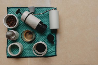 Portatif Fransız presi seti ve yeşil kumaş üzerinde öğütücü kahve ekipmanları..