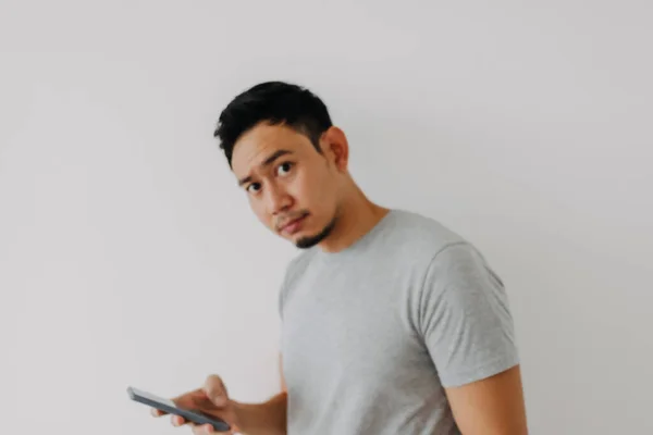 Волнующее Лицо Азиатского Человека Использующего Мобильное Приложение Белом Фоне — стоковое фото