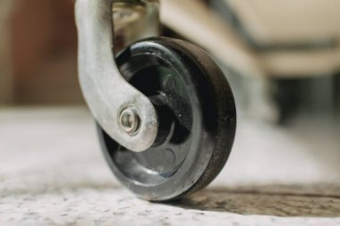 Yerdeki eski taşınabilir dolabın kapağını kapat..