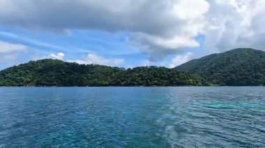 Tayland 'daki Mu Ko Surin Milli Parkı' nda uzun kuyruklu tekne gezisi..