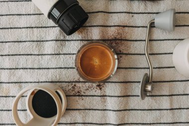 Espresso kahvesini kapat. Kahve makinesi ekipmanlarıyla krema yap..