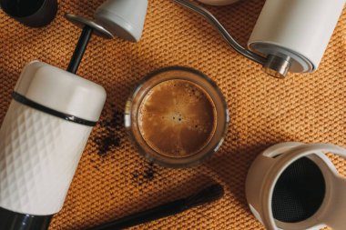 Fransız kahvesinin üstünde mermer kremalı kahve..